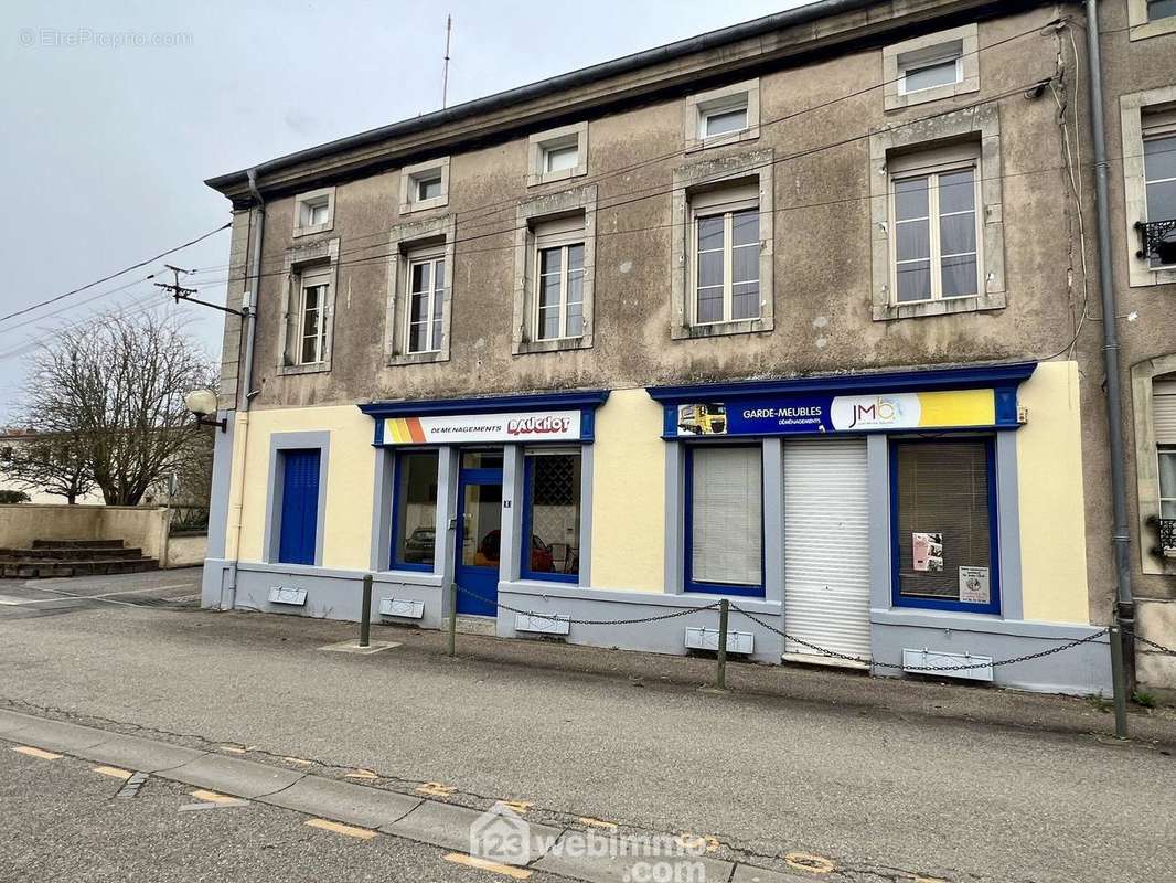 Façade immeuble avec le local professionnel au RDC et appartement en duplex au 1er et 2ème étage - Appartement à ETAIN