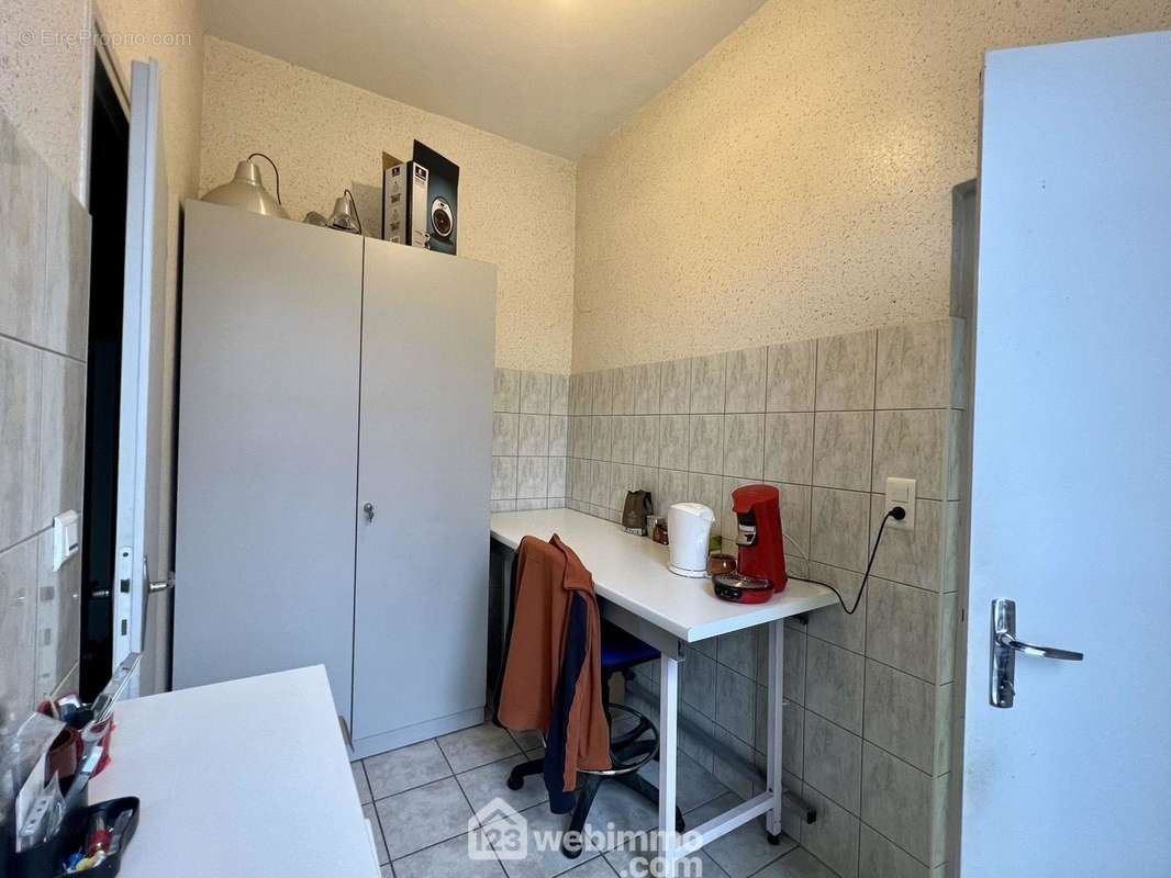 Vestibule qui ouvre sur le sanitaire - Appartement à ETAIN