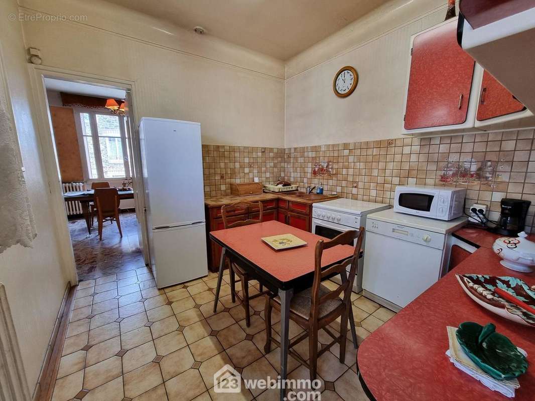 La cuisine séparée de 11.05m2 est restée dans le style des années 1960, - Maison à IVRY-SUR-SEINE