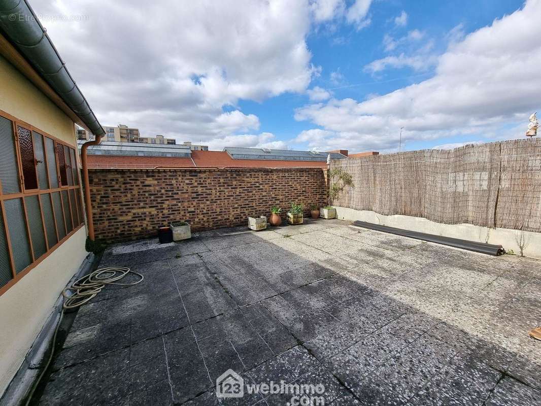 La grande terrasse de 55m2, ensoleillée, dont l&#039;exposition est idéale, Ouest/Sud et sans vis-à-vis, - Maison à IVRY-SUR-SEINE