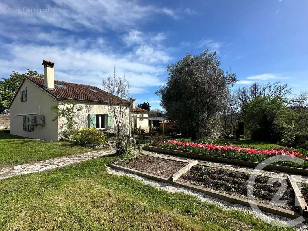 Maison à CHATEAUNEUF-GRASSE