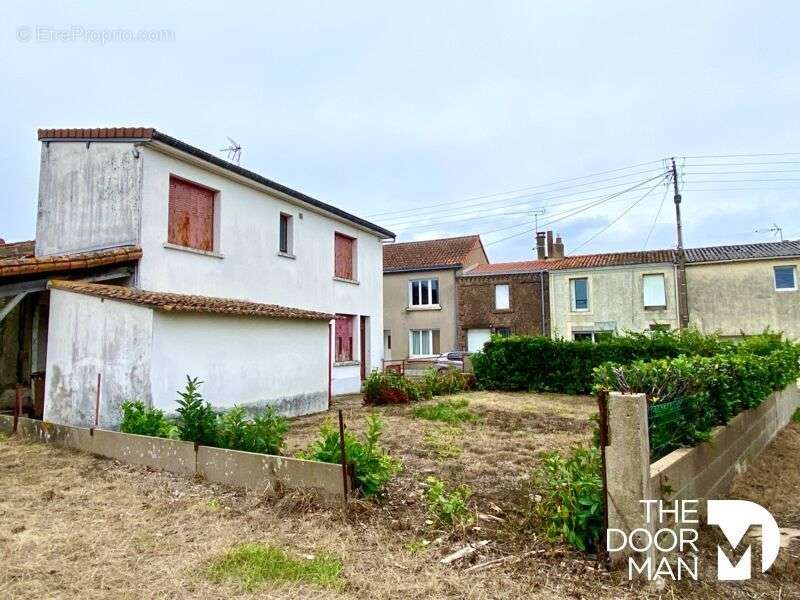 Maison à SAINT-MACAIRE-EN-MAUGES