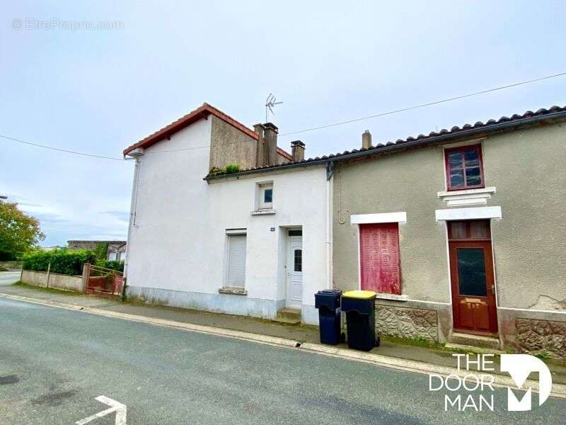 Maison à SAINT-MACAIRE-EN-MAUGES