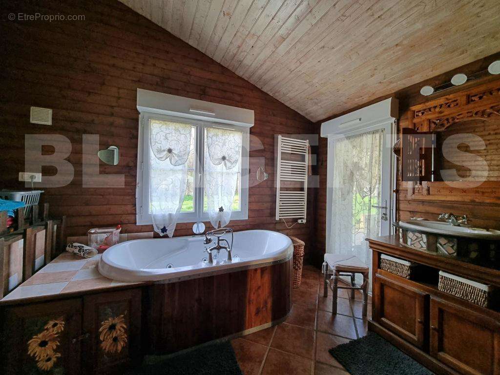 Salle de bains et douche - Maison à TALMONT-SAINT-HILAIRE