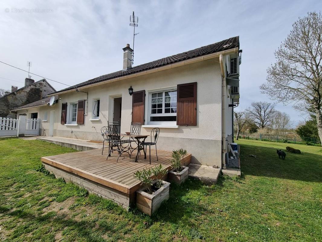 Maison à LUSSAC-LES-EGLISES