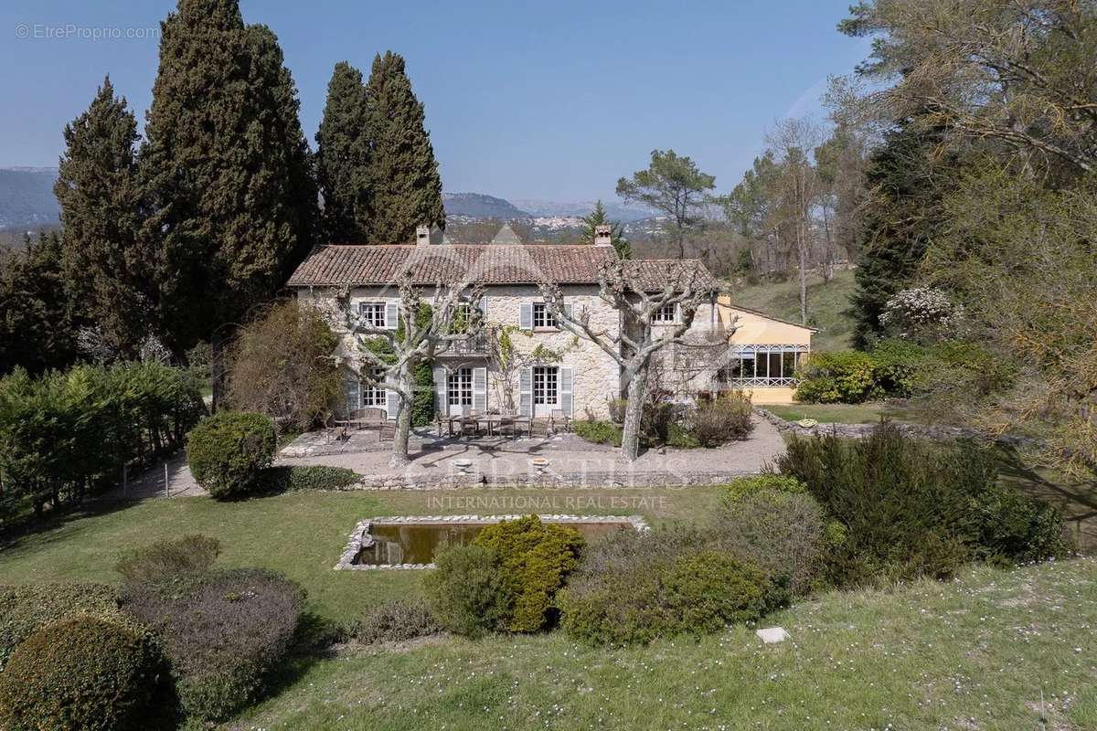 Maison à CHATEAUNEUF-GRASSE