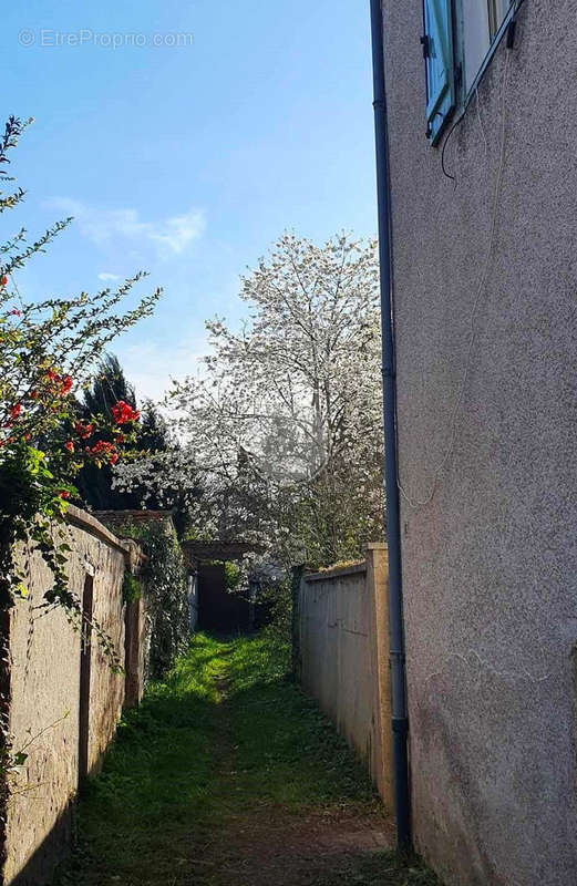 Maison à CHAMBOST-LONGESSAIGNE