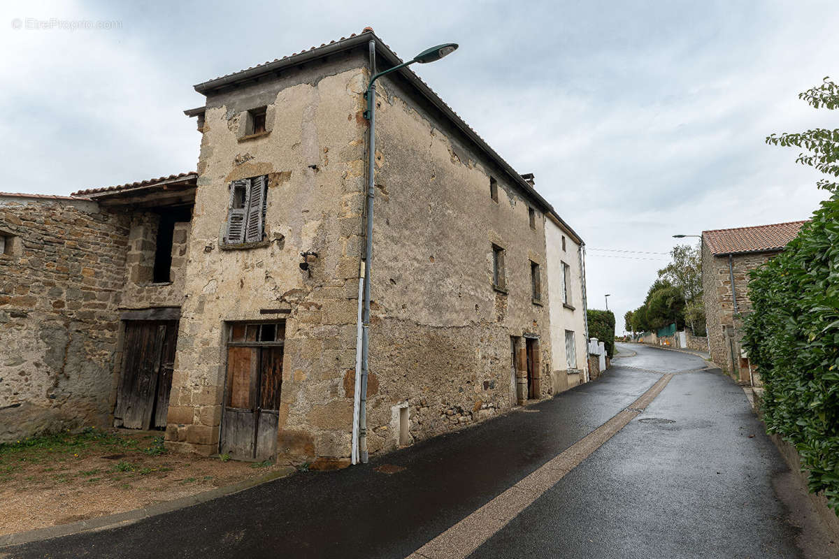 Parking à YRONDE-ET-BURON