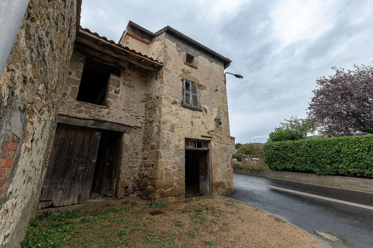 Parking à YRONDE-ET-BURON