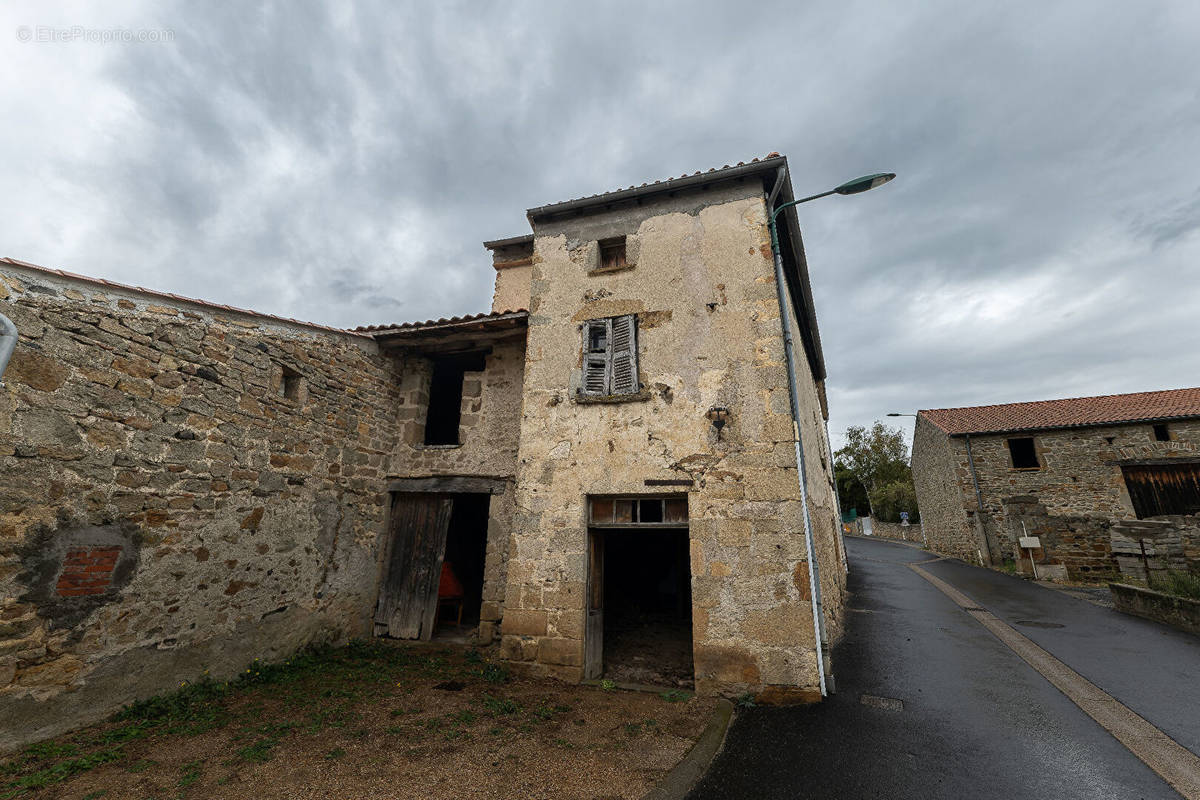 Parking à YRONDE-ET-BURON