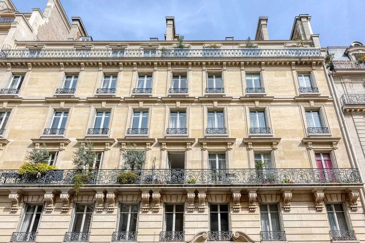 Appartement à PARIS-16E