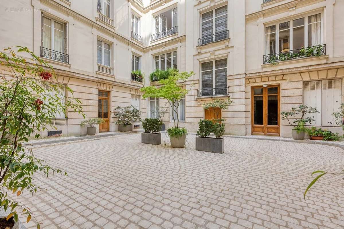 Appartement à PARIS-16E