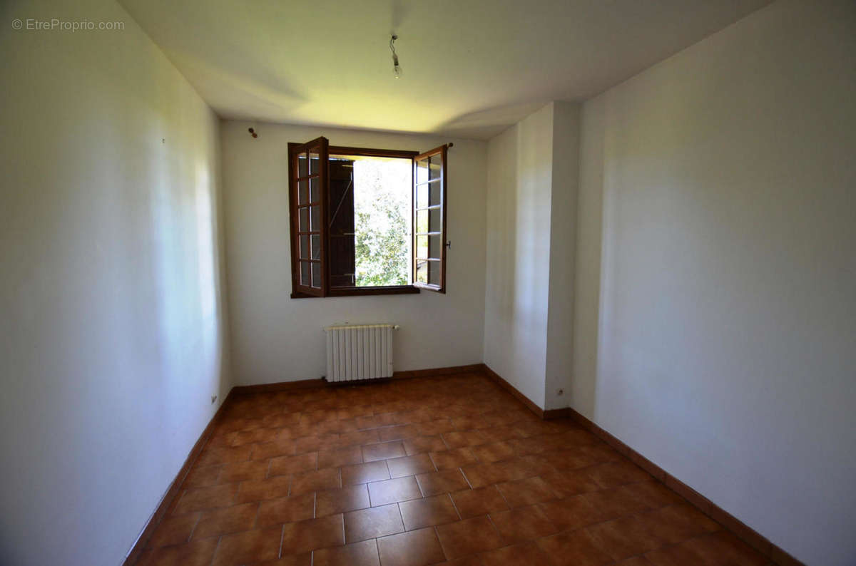 Chambre Bedroom 2 - Maison à VIC-FEZENSAC