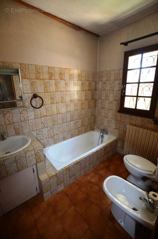 Salle de bains Bathroom - Maison à VIC-FEZENSAC