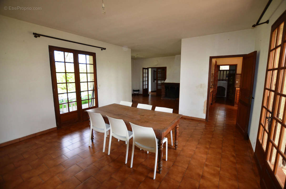 Sejour Living Room 3 - Maison à VIC-FEZENSAC