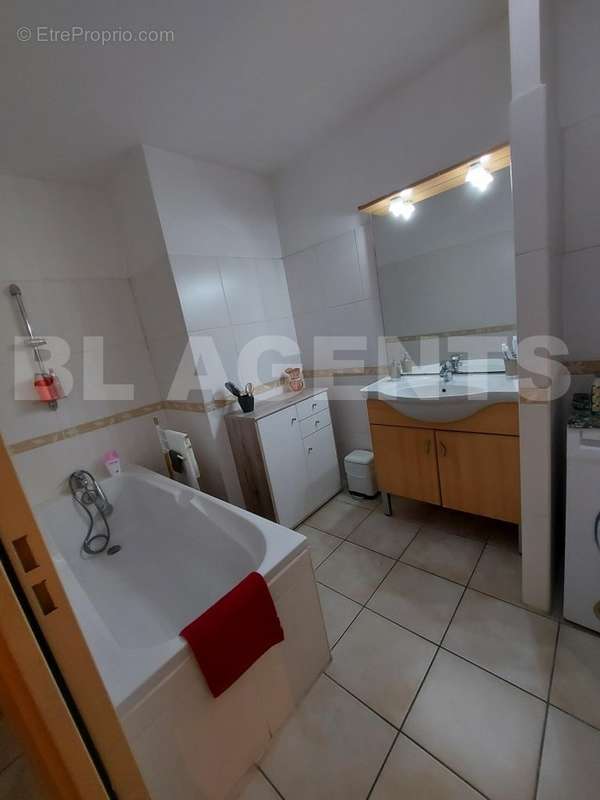 SDB - Appartement à SAINT-DENIS