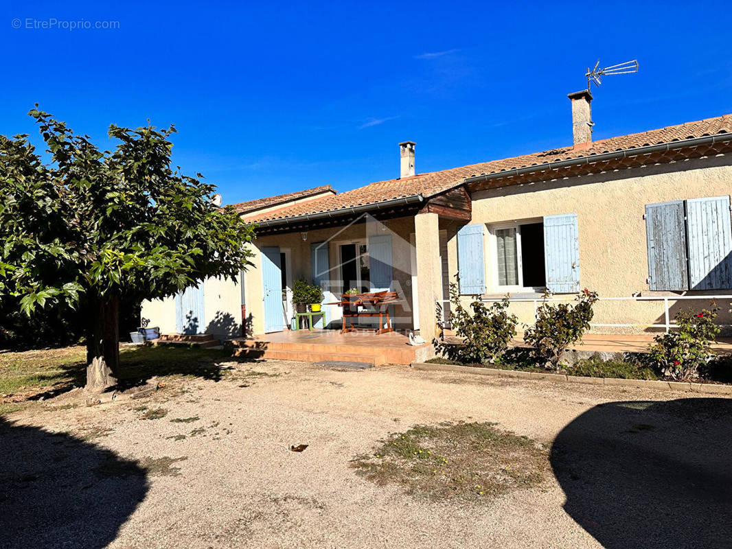 Maison à ENTRAIGUES-SUR-LA-SORGUE