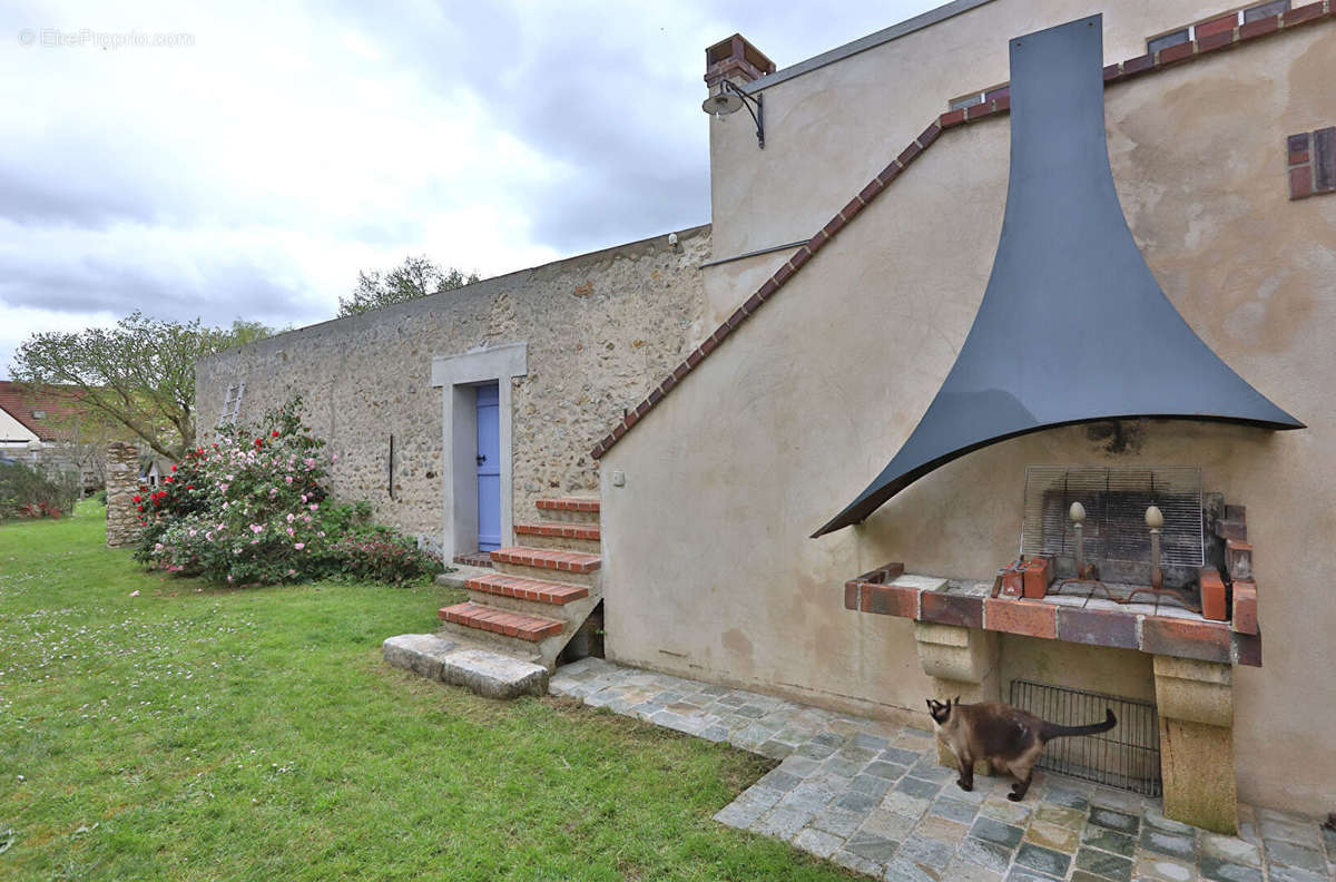 Maison à LA QUEUE-LES-YVELINES