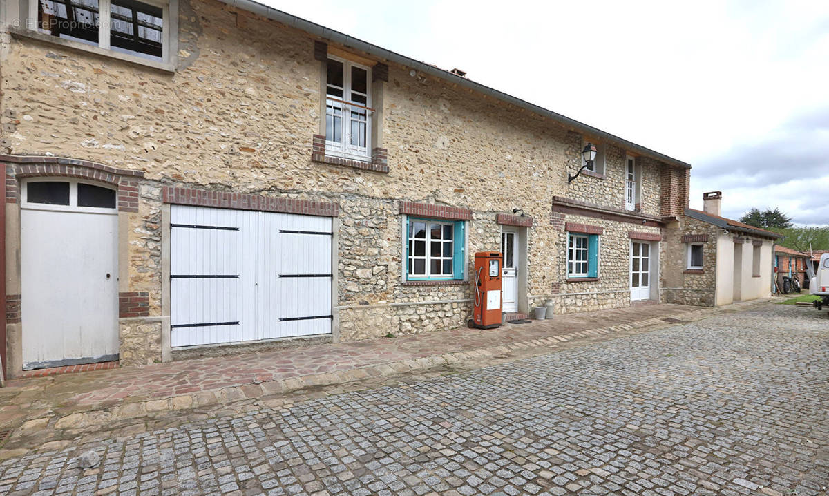 Maison à LA QUEUE-LES-YVELINES