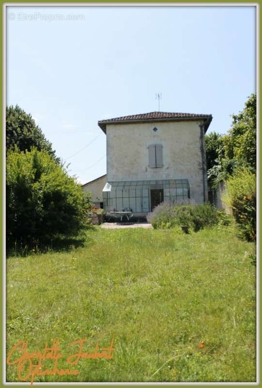 Maison à MONTMOREAU-SAINT-CYBARD