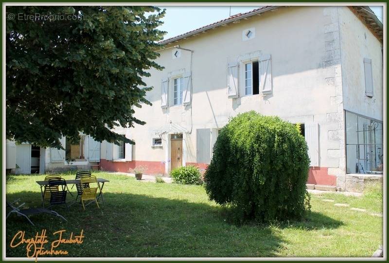 Maison à MONTMOREAU-SAINT-CYBARD