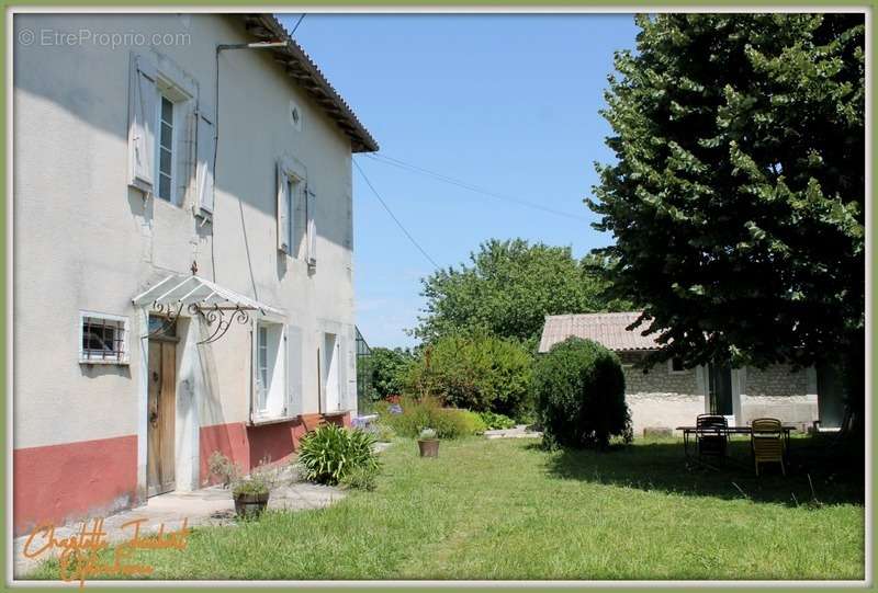 Maison à MONTMOREAU-SAINT-CYBARD