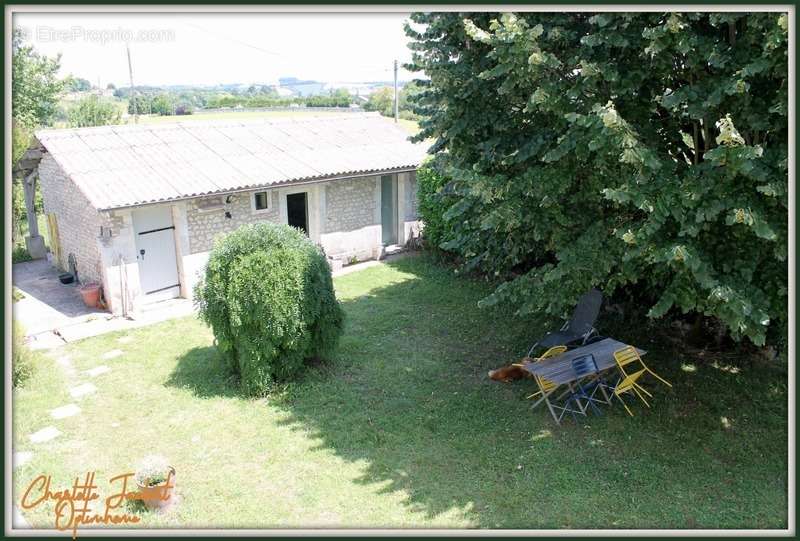 Maison à MONTMOREAU-SAINT-CYBARD