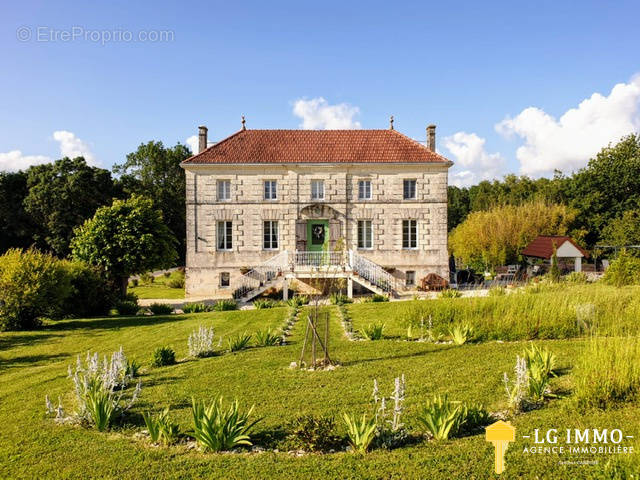 Maison à SAINT-THOMAS-DE-CONAC