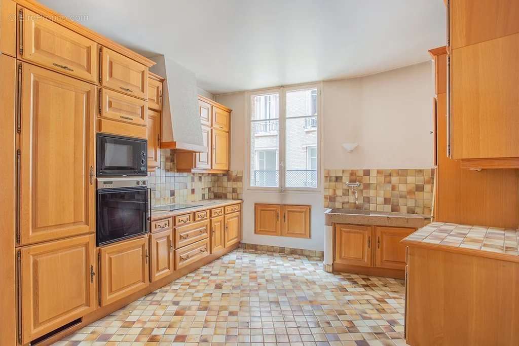 Appartement à PARIS-16E