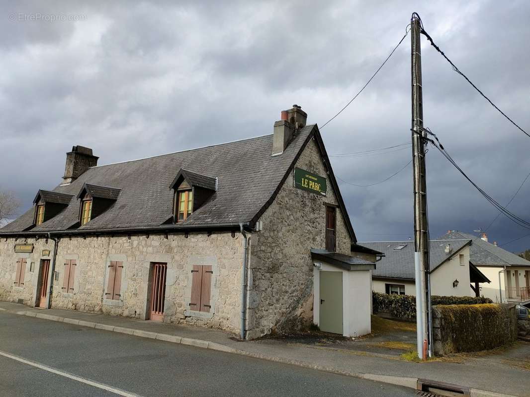 Facade et local chaufferie - stationnement priver - Maison à USSEL