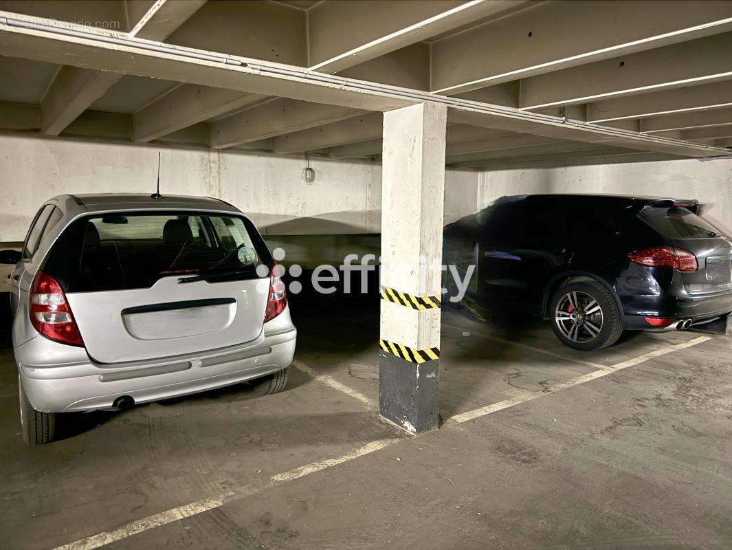 Parking à NEUILLY-SUR-SEINE