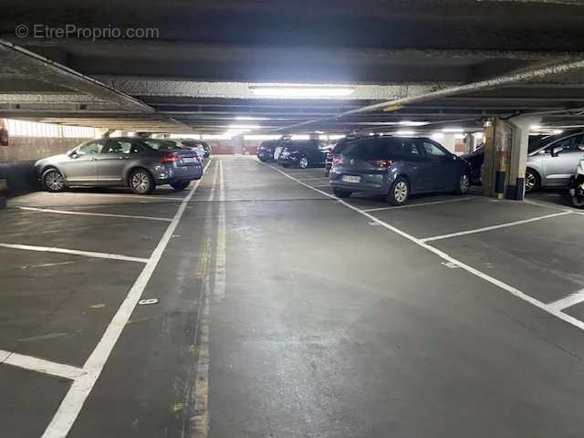 Parking à PARIS-17E