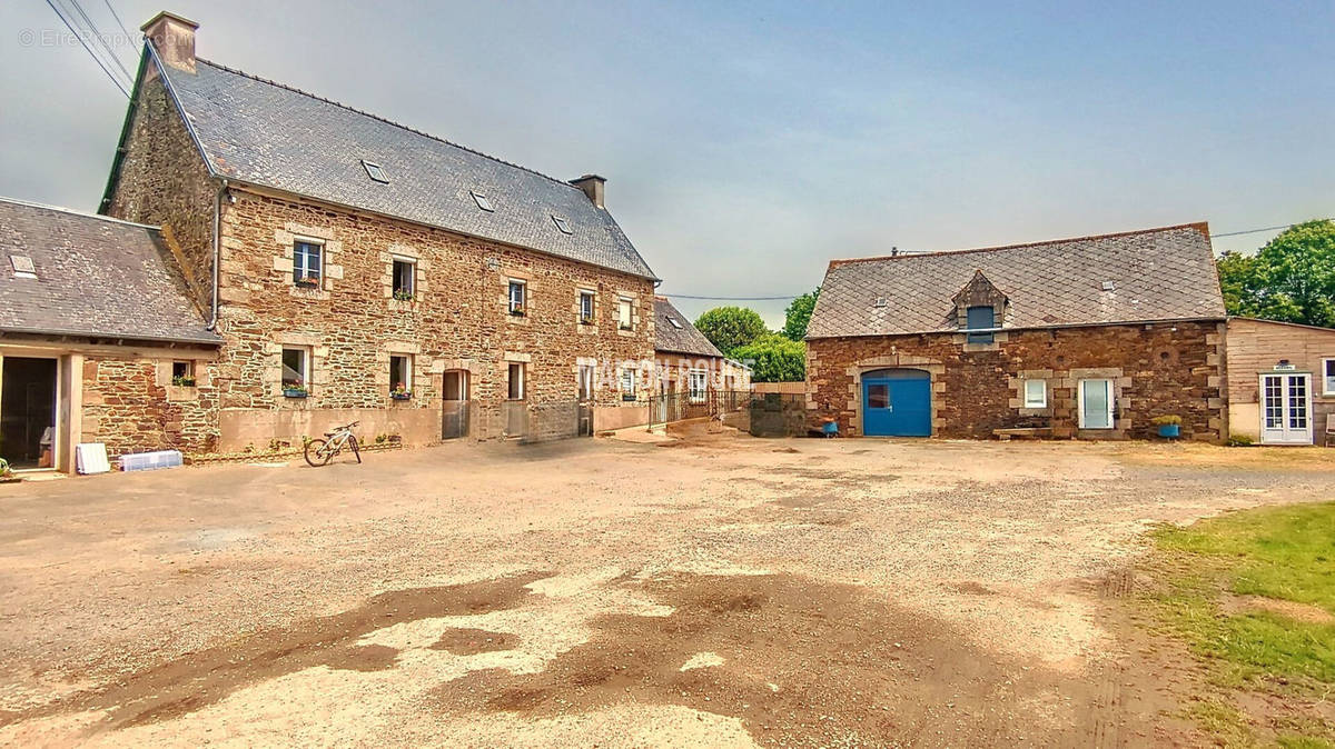 Maison à LA ROCHE-DERRIEN