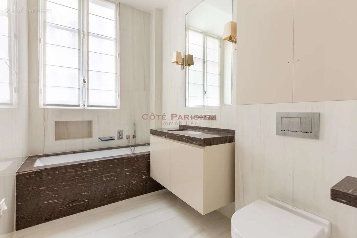 Appartement à PARIS-16E