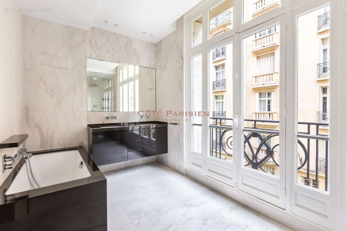 Appartement à PARIS-16E