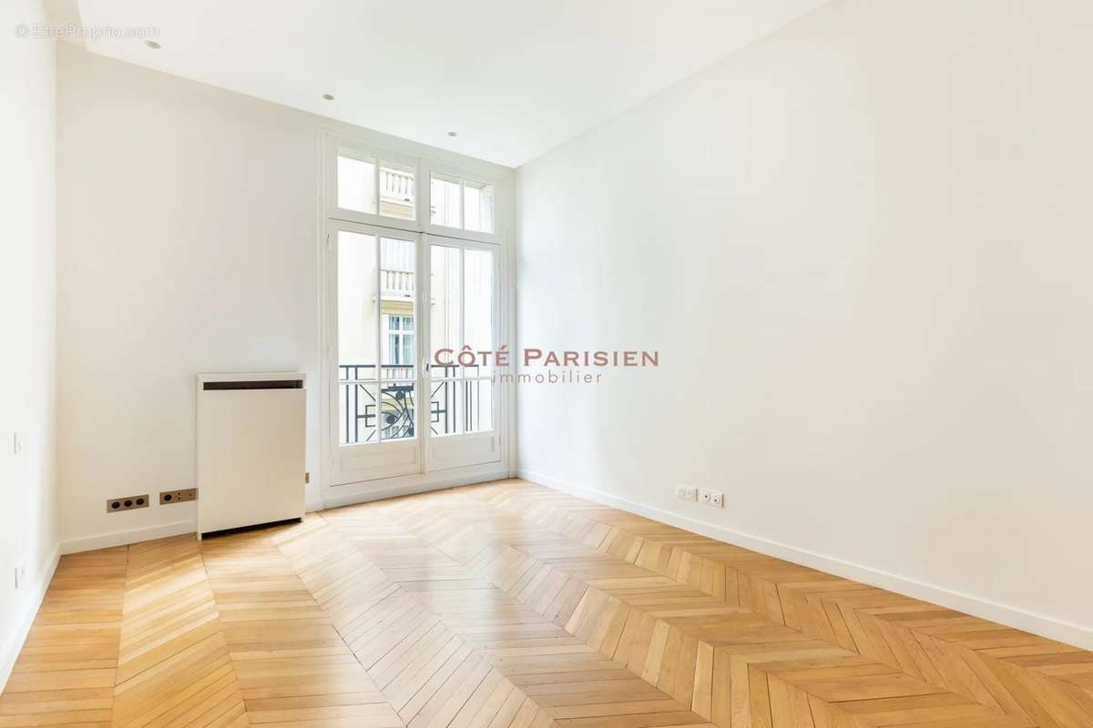 Appartement à PARIS-16E