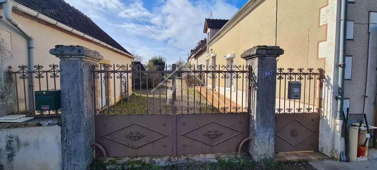 Maison à AINAY-LE-CHATEAU