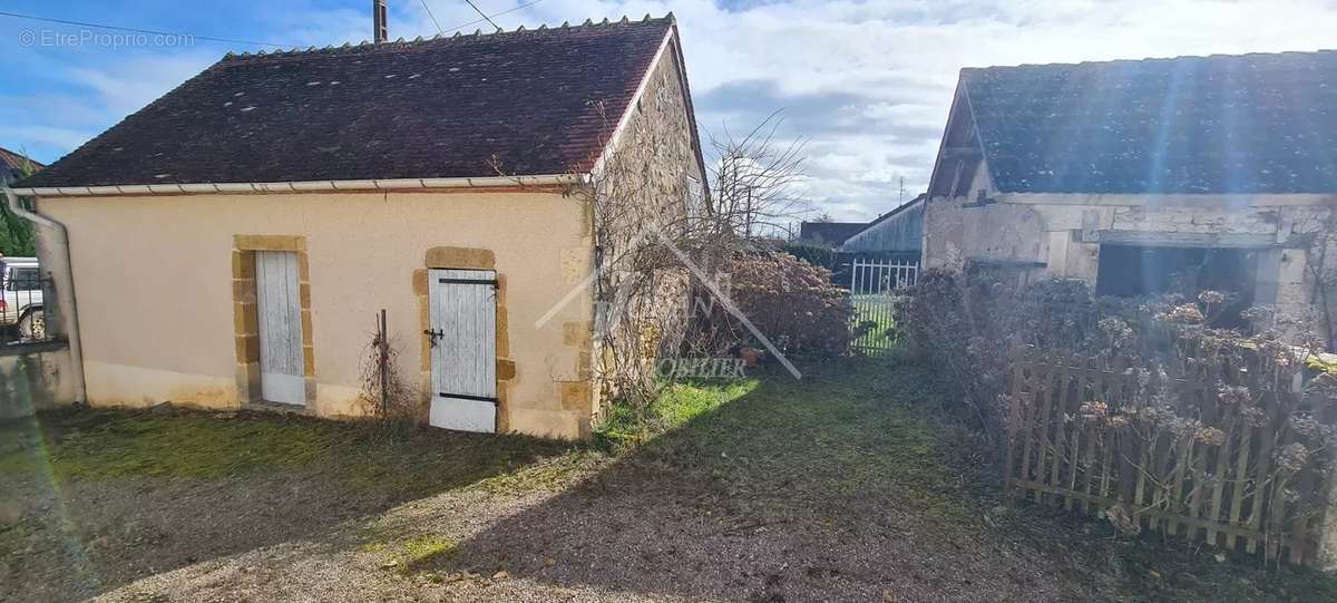 Maison à AINAY-LE-CHATEAU