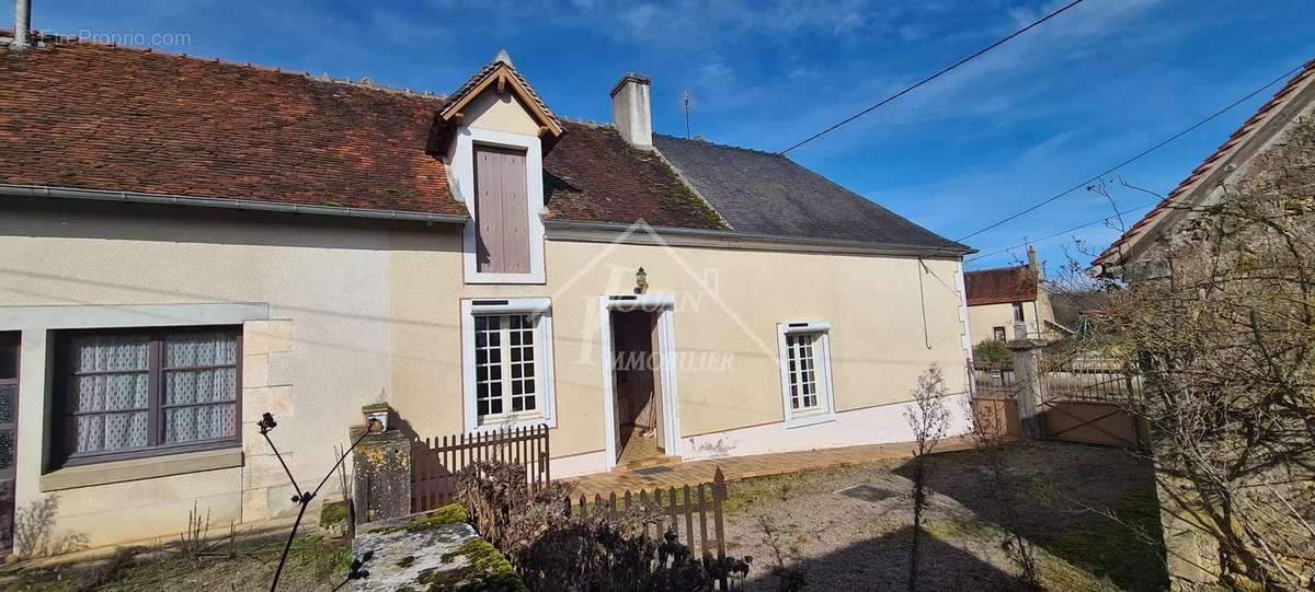 Maison à AINAY-LE-CHATEAU