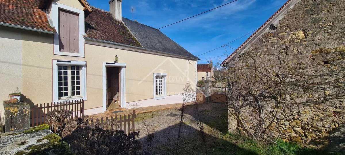 Maison à AINAY-LE-CHATEAU