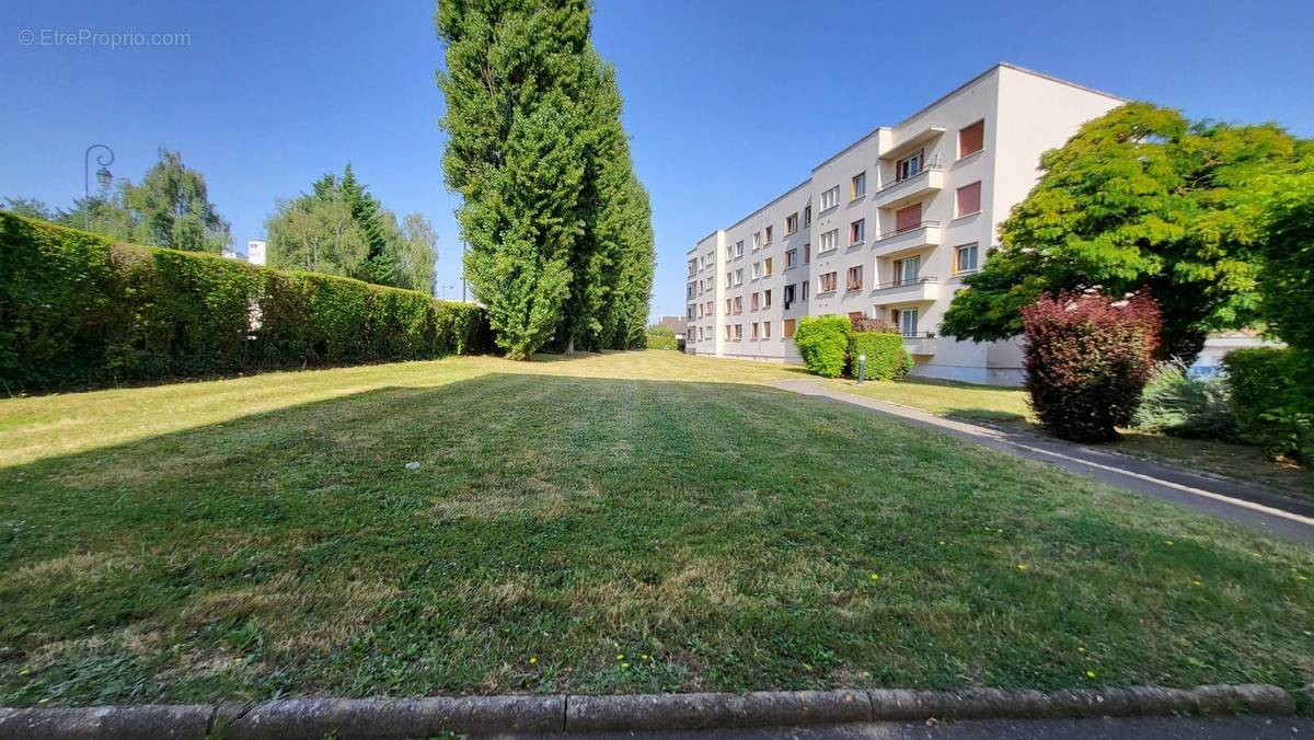 Appartement à LES CLAYES-SOUS-BOIS