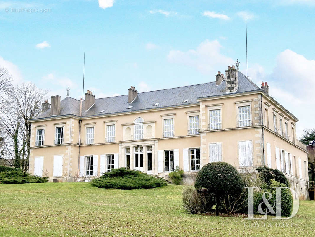 Façade arrière du château - Autre à POITIERS