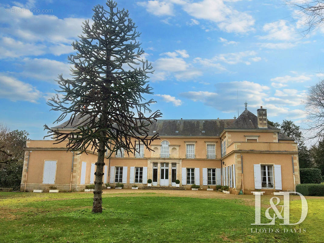 Façade avant du château - Autre à POITIERS