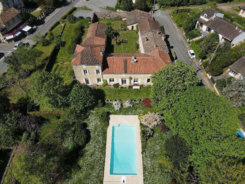 Maison à COUZE-ET-SAINT-FRONT