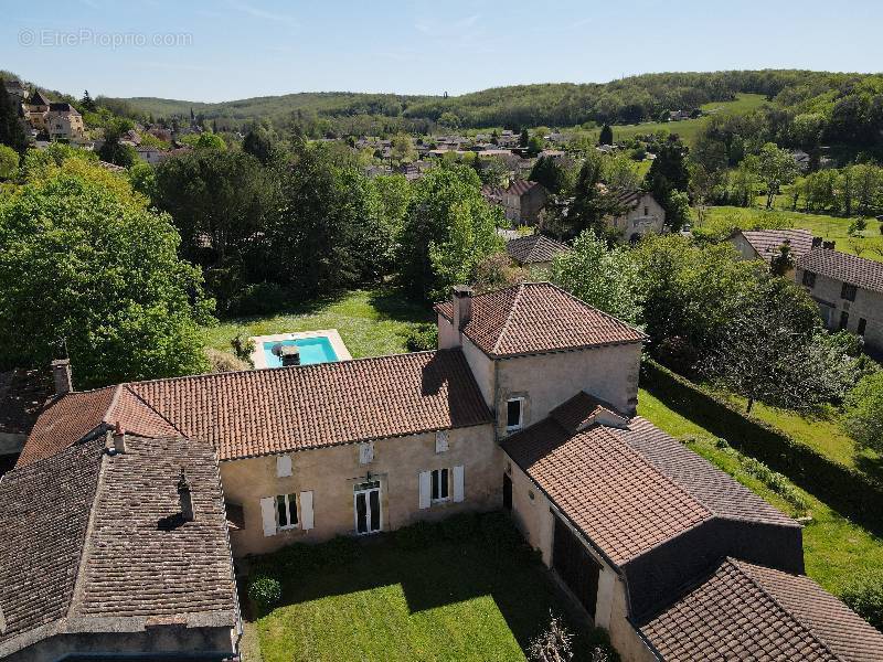 Maison à COUZE-ET-SAINT-FRONT