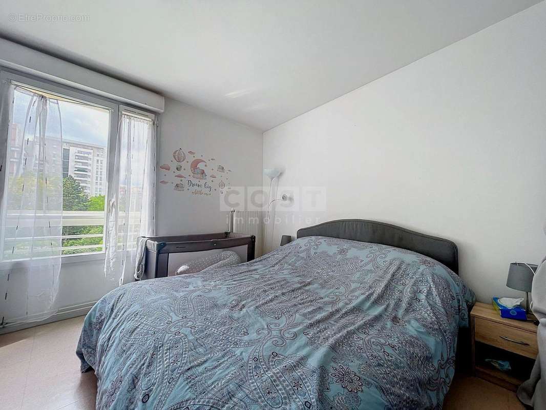 Appartement à COURBEVOIE