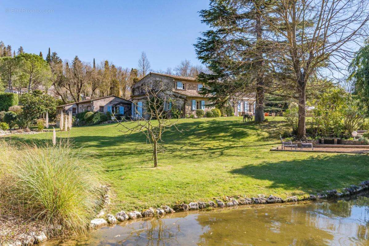 Maison à CHATEAUNEUF-GRASSE