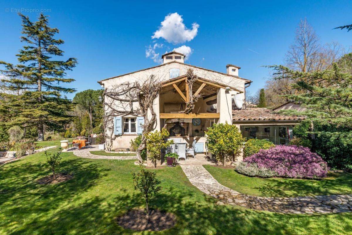 Maison à CHATEAUNEUF-GRASSE