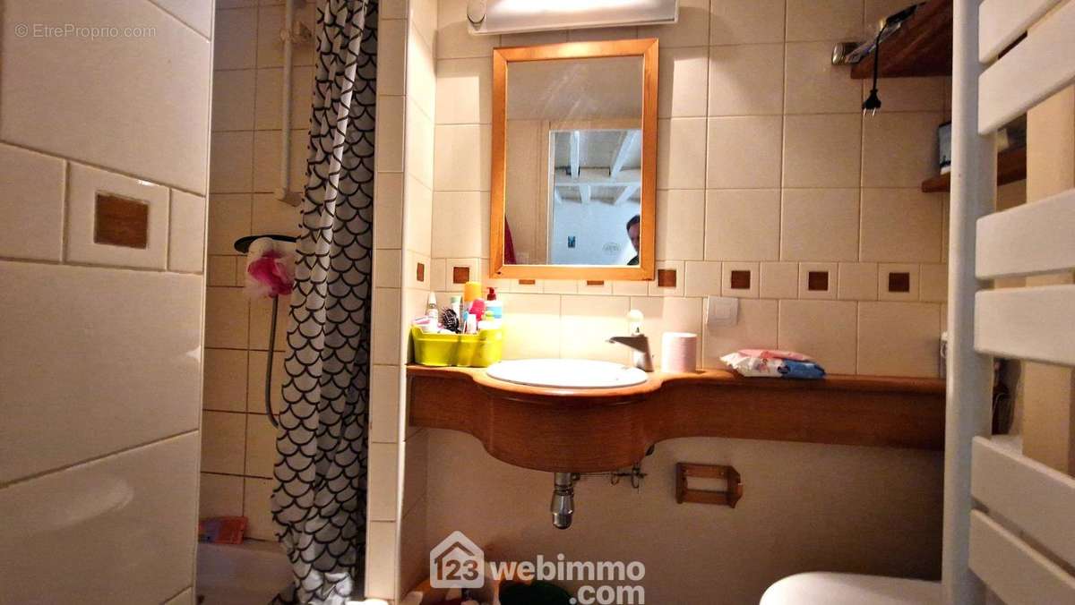 Une salle de douche avec wc - Appartement à LAON