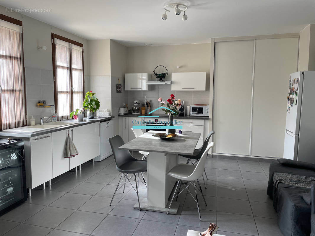 Appartement à VIC-LA-GARDIOLE